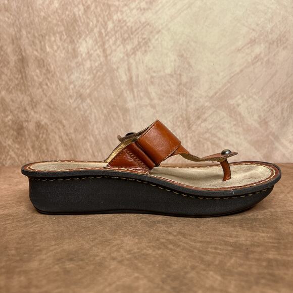 Alegria by PGLite Lug Sole Platform Sandal Brown Leather Slip On Medallion Stone - Picture 10 of 12